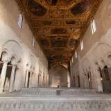 In passato avevamo gi� visitato questa parte della chiesa, con i suoi esaforati e matronei di fatto adibiti a magazzini, ma oggi cogliamo l�occasione per ammirare l�incredibile soffitto che ricopre la navata centrale